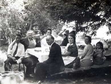 Comfort Picnic, about 1940. Click to enlarge.